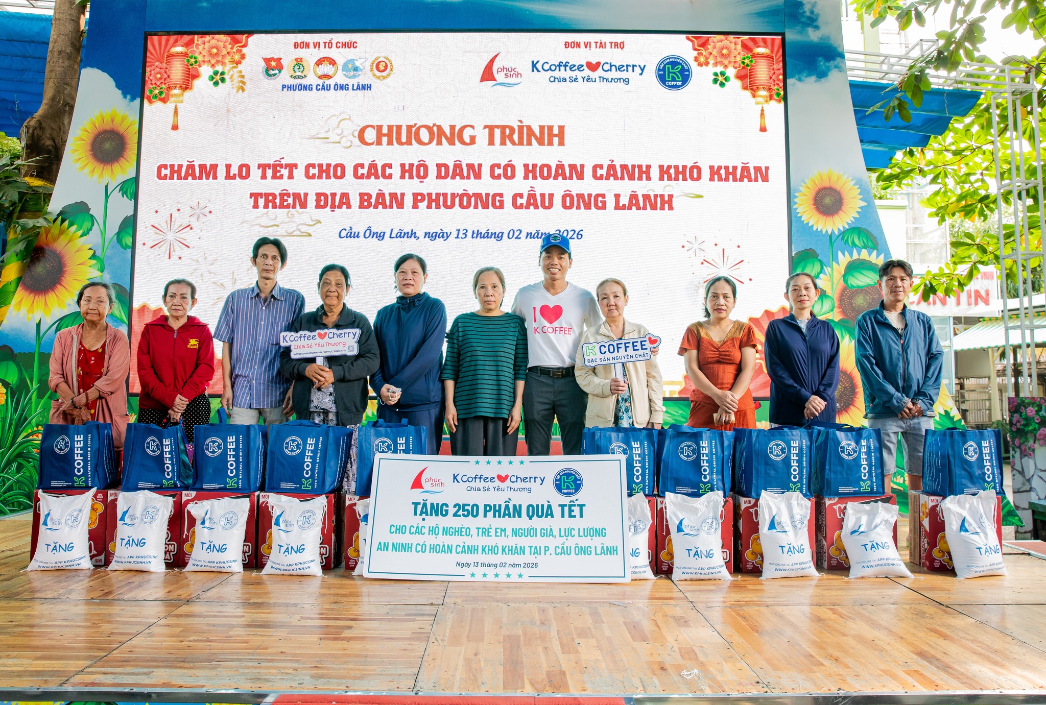PHUC SINH GROUP CHIA SẺ YÊU THƯƠNG TRAO TẶNG 250 PHẦN QUÀ TẾT CHO CÁC GIA ĐÌNH CÓ HOÀN CẢNH KHÓ KHĂN TẠI P. CẦU ÔNG LÃNH