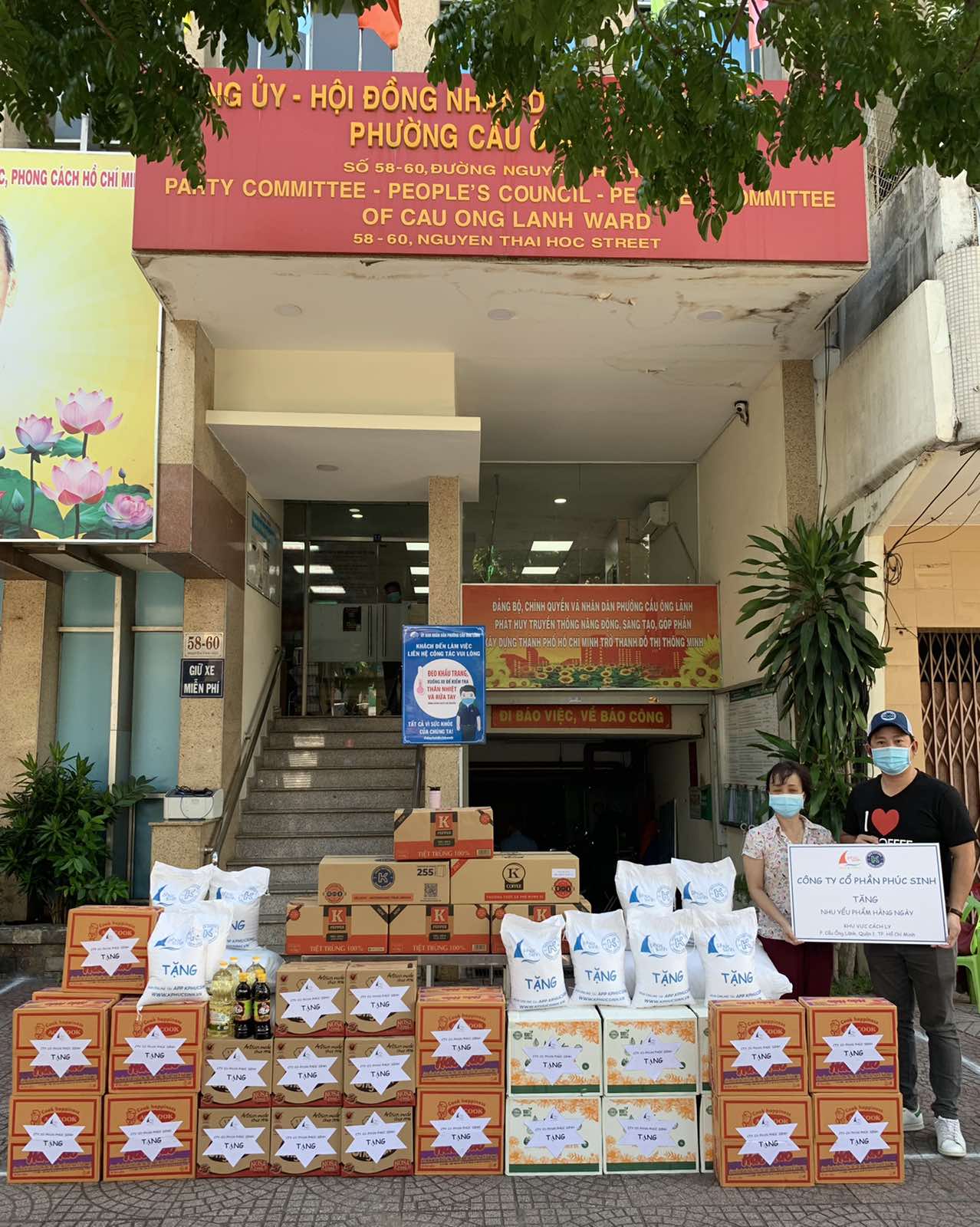 PHÚC SINH TẶNG NHU YẾU PHẨM KHU CÁCH LY PHƯỜNG CẦU ÔNG LÃNH THÁNG 6 2021
